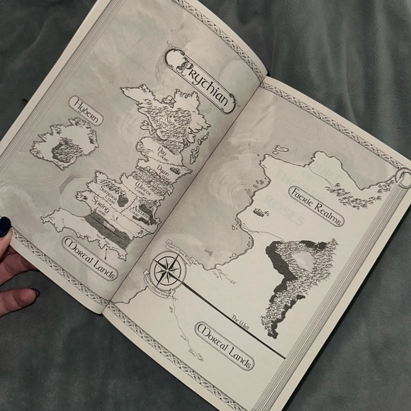 A Court of Thorns and Roses book by Sarah J Mass paperback - Picture 2 of 5